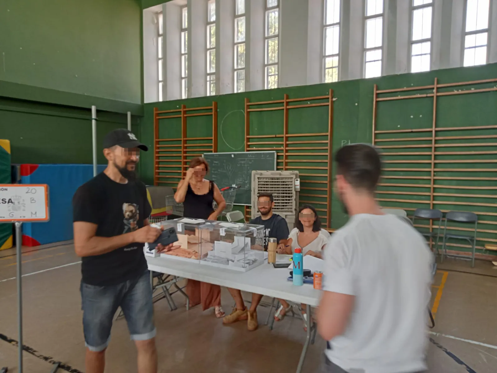 Climatizadores evaporativos PARS EcoTech en un colegio electoral, elecciones de 2024